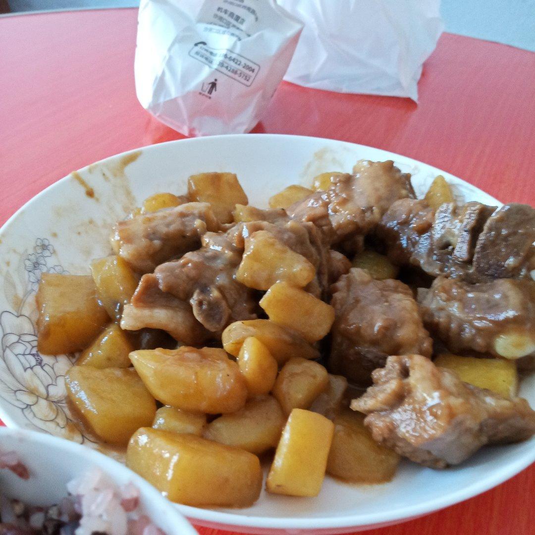 土豆炖排骨