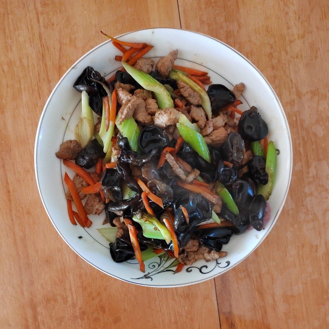 芹菜木耳炒肉丝