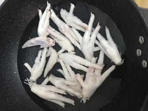 土豆炖鸡爪，入口即化砂锅版的做法 步骤1