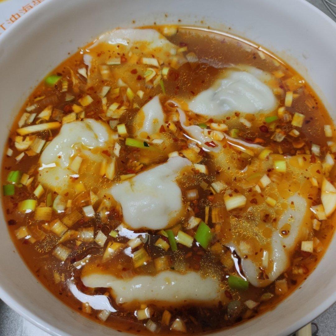省时又便捷，没人能抗拒这碗酸汤水饺！🥟