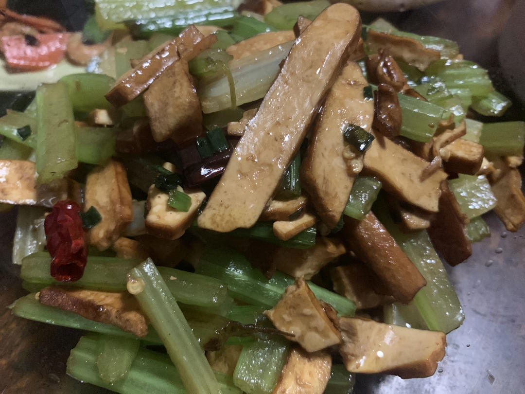 午餐晚餐简单快手下饭菜芹菜炒香干