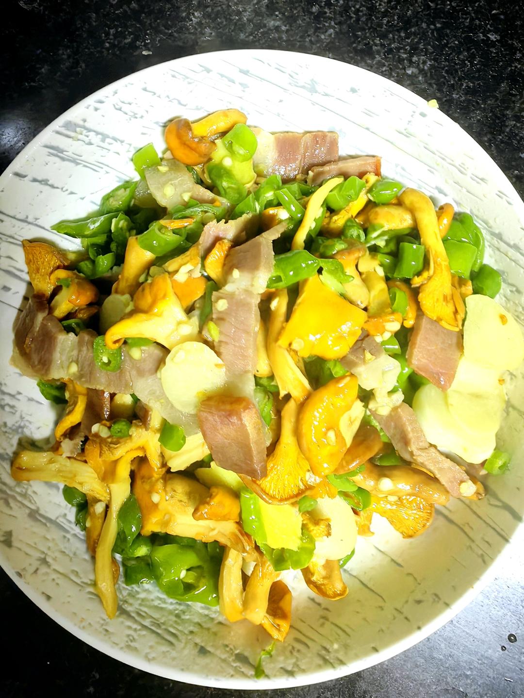 火腿炒黄丝菌的做法