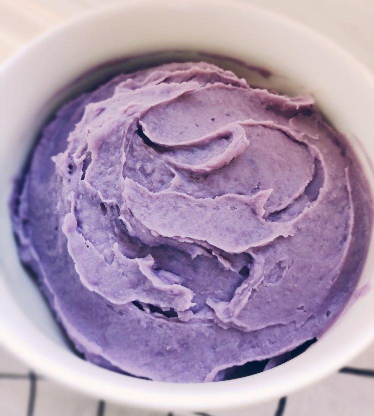 航妈做的奶香浓郁的芋泥馅蛋糕卷夹馅