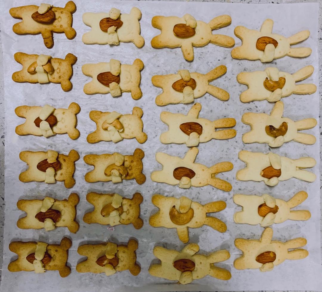抱杏仁的小熊（造型饼干）