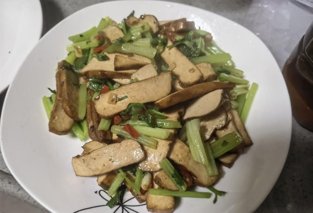 芹菜炒香干怎么做最好吃？大厨教你诀窍，芹菜脆爽香干软嫩