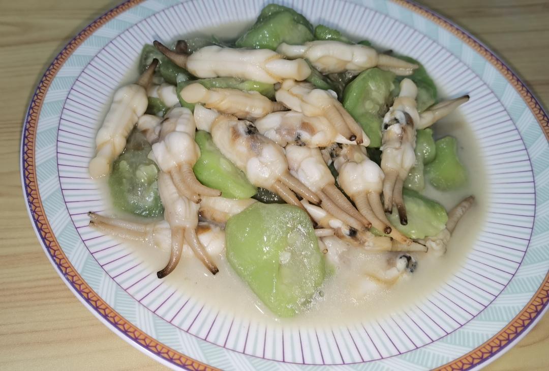 丝瓜炒蛏子，鲜掉眉毛的神仙组合！