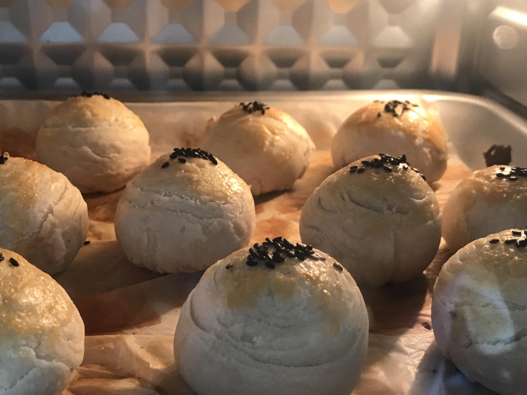 【莲蓉蛋黄酥】网红大叔教你做蛋黄酥，学到就是赚到！