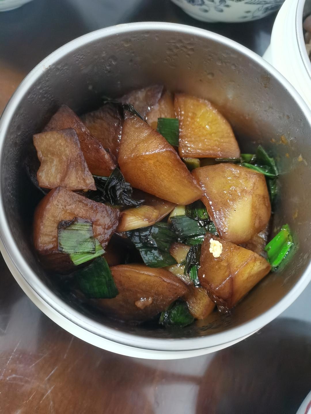 青蒜烧小萝卜，春天的应季菜