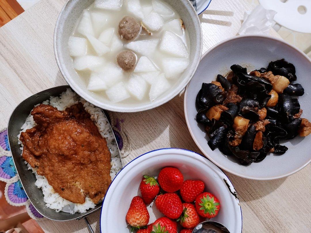 香菇木耳红烧肉
