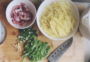 青椒土豆肉丝盖饭的做法 步骤1