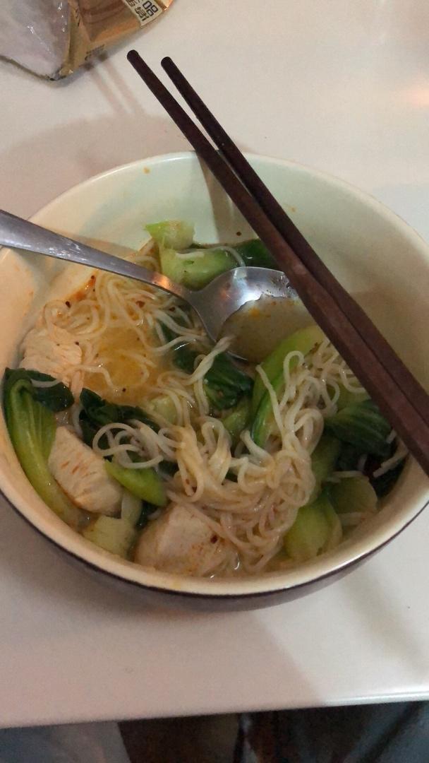 不糊锅的鸡胸肉青菜面