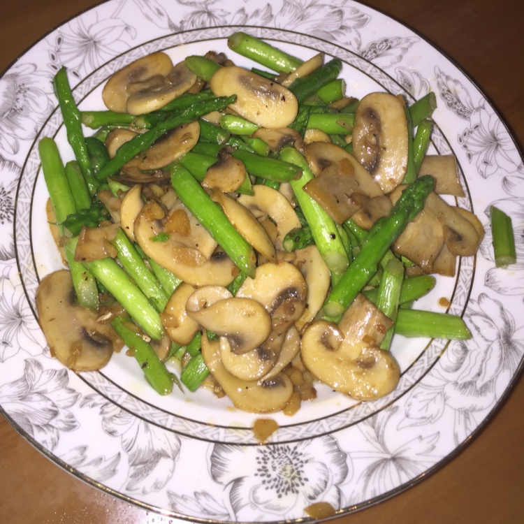 芦笋炒蘑菇