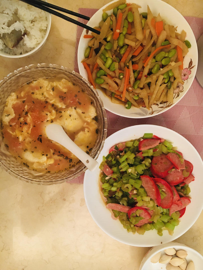 芹菜炒肉的新方法（这样炒出来的芹菜脆，肉丝嫩滑）