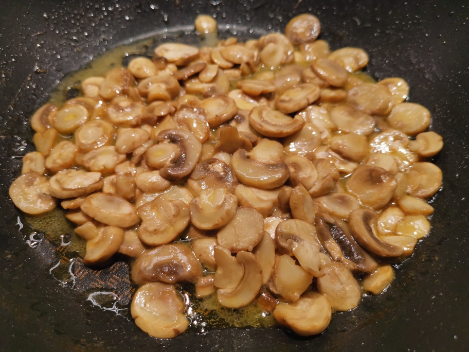超级快手菜/厨房小白福音·零失败黄油蘑菇的做法 步骤3