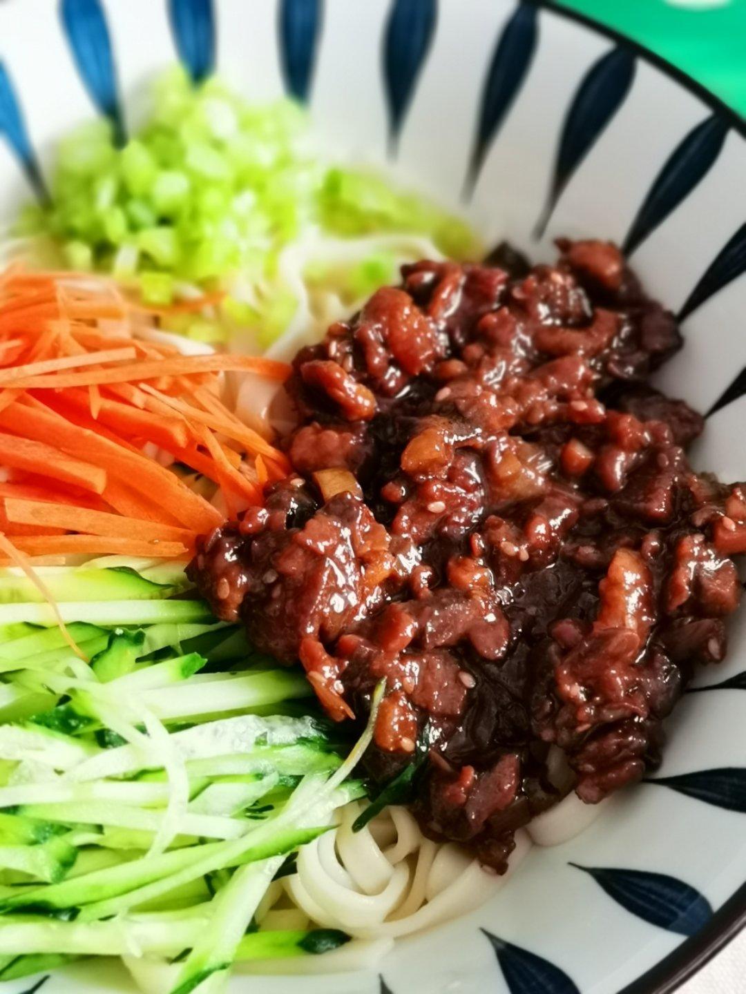 香菇猪肉酱拌面