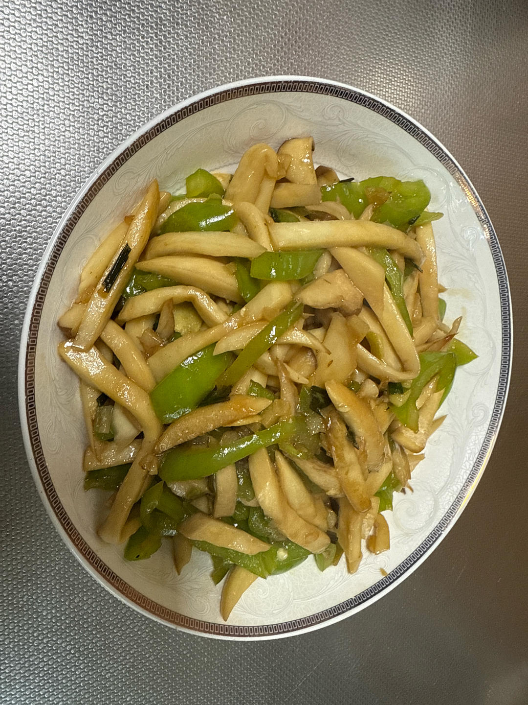 青椒炒鸡腿菇