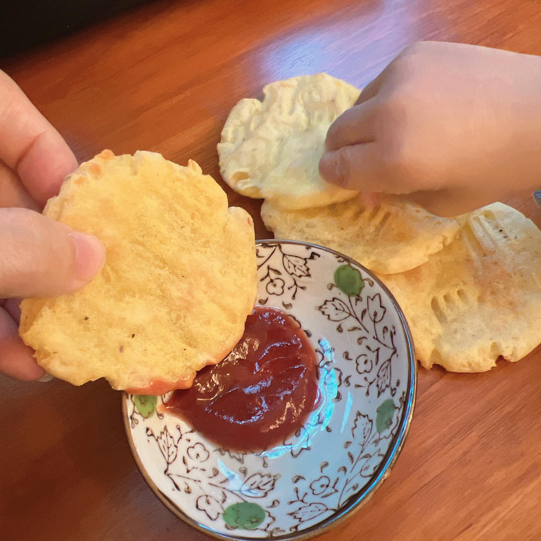 黑椒脆薯饼，一个土豆做一大盘的小零食，哄娃神器，强过薯片百倍