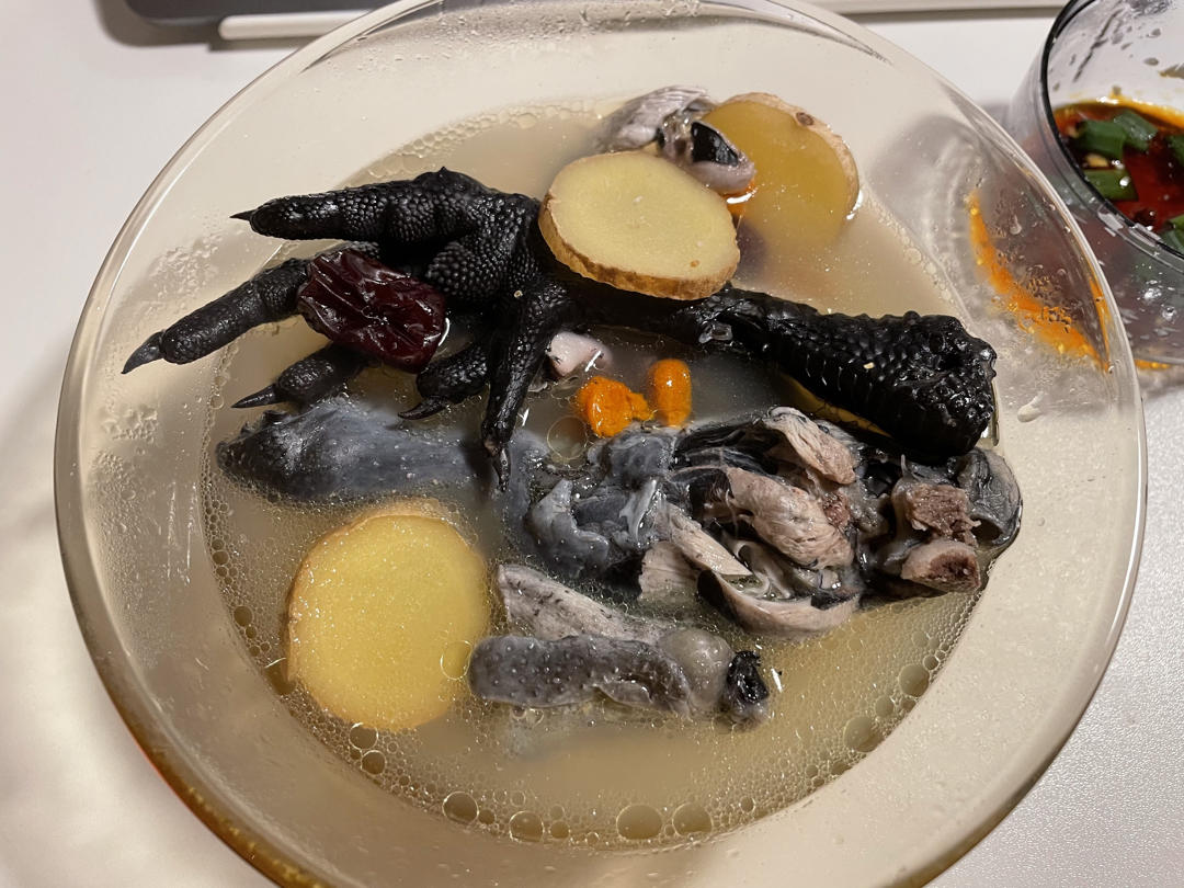 枸杞红枣乌鸡汤