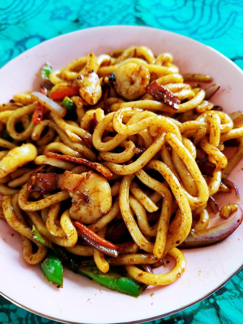 黑胡椒培根虾仁乌冬炒面