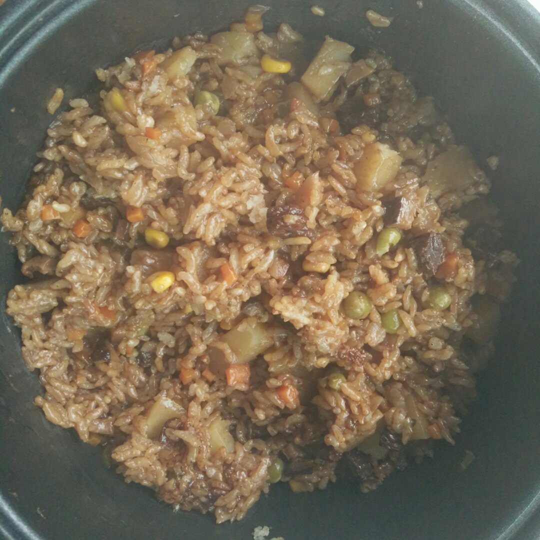 土豆牛肉蘑菇焖饭