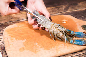 南洋风味十三香小龙虾的做法 步骤2