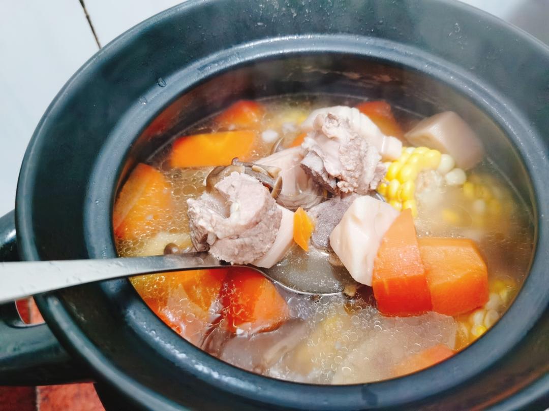 鹿茸菇玉米胡萝卜排骨汤