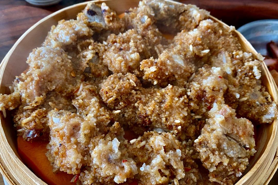 香软入味的粉蒸排骨，底下的土豆巨好吃