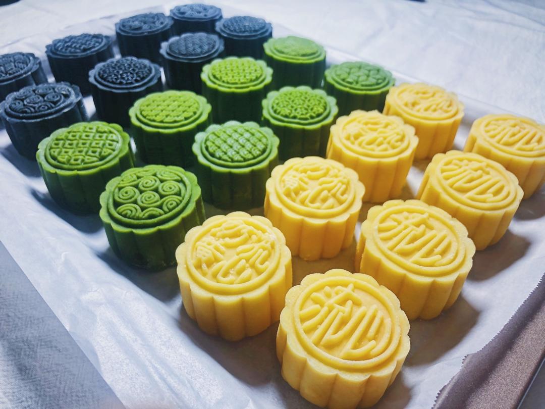 💃奶黄流心月饼——这是可以让你坐稳朋友圈厨霸位置的月饼🥮，没人点赞算我输👎