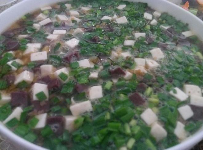 韭菜鸭血豆腐汤的做法
