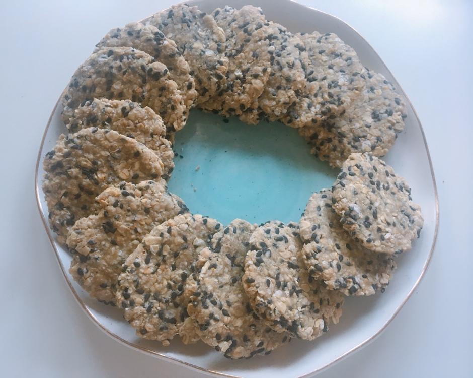 素食:有机燕麦芝麻大饼干