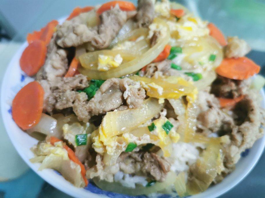日式肥牛盖饭（牛丼）——巨好吃的超级简易懒人版