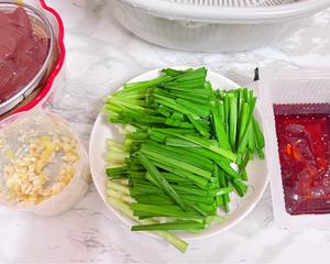 健康美味-广式韭菜炒猪红的做法 步骤3
