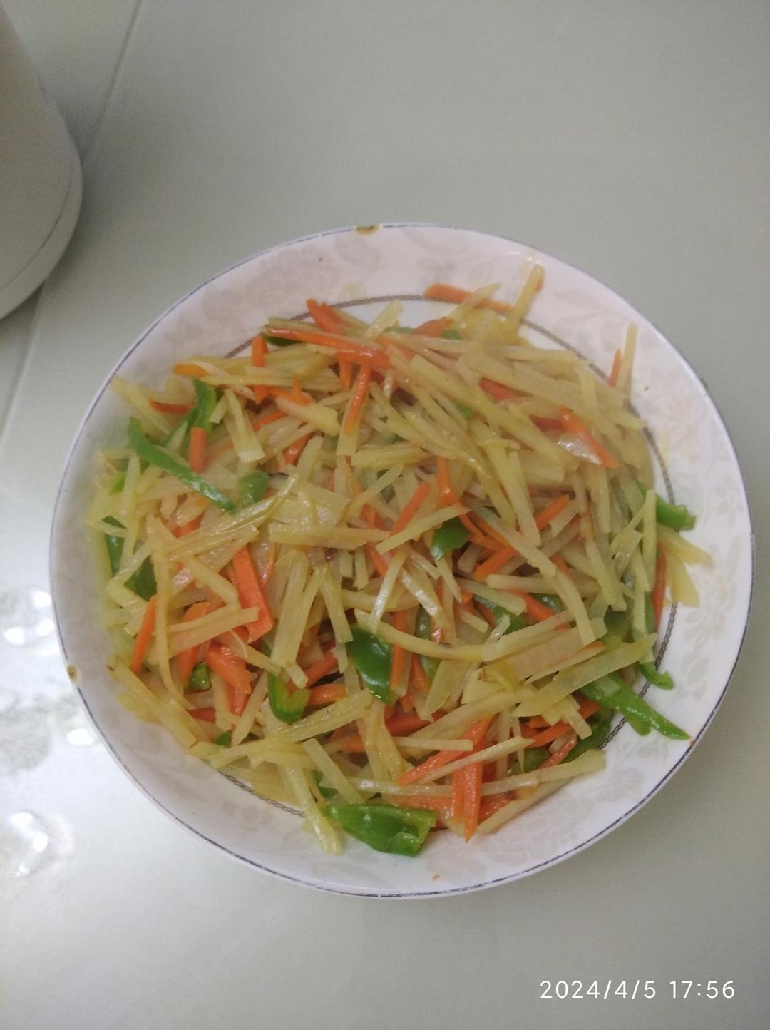 青椒胡萝卜炒土豆丝