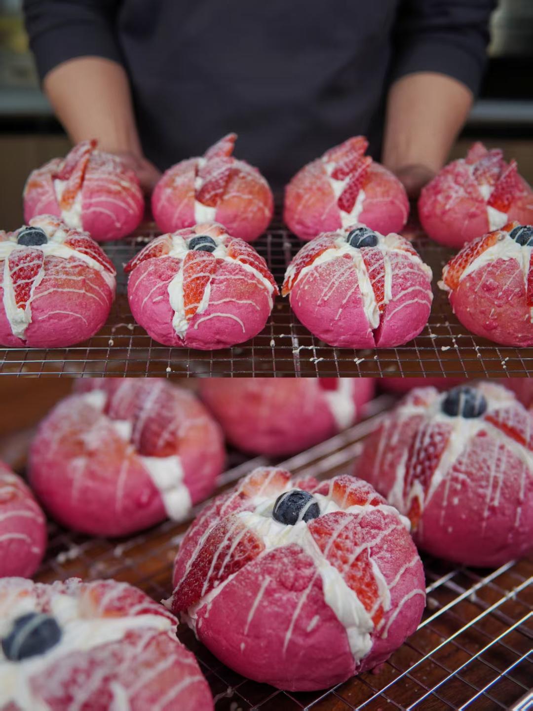 冬天第一口草莓奶油面包！🍓 颜值爆表