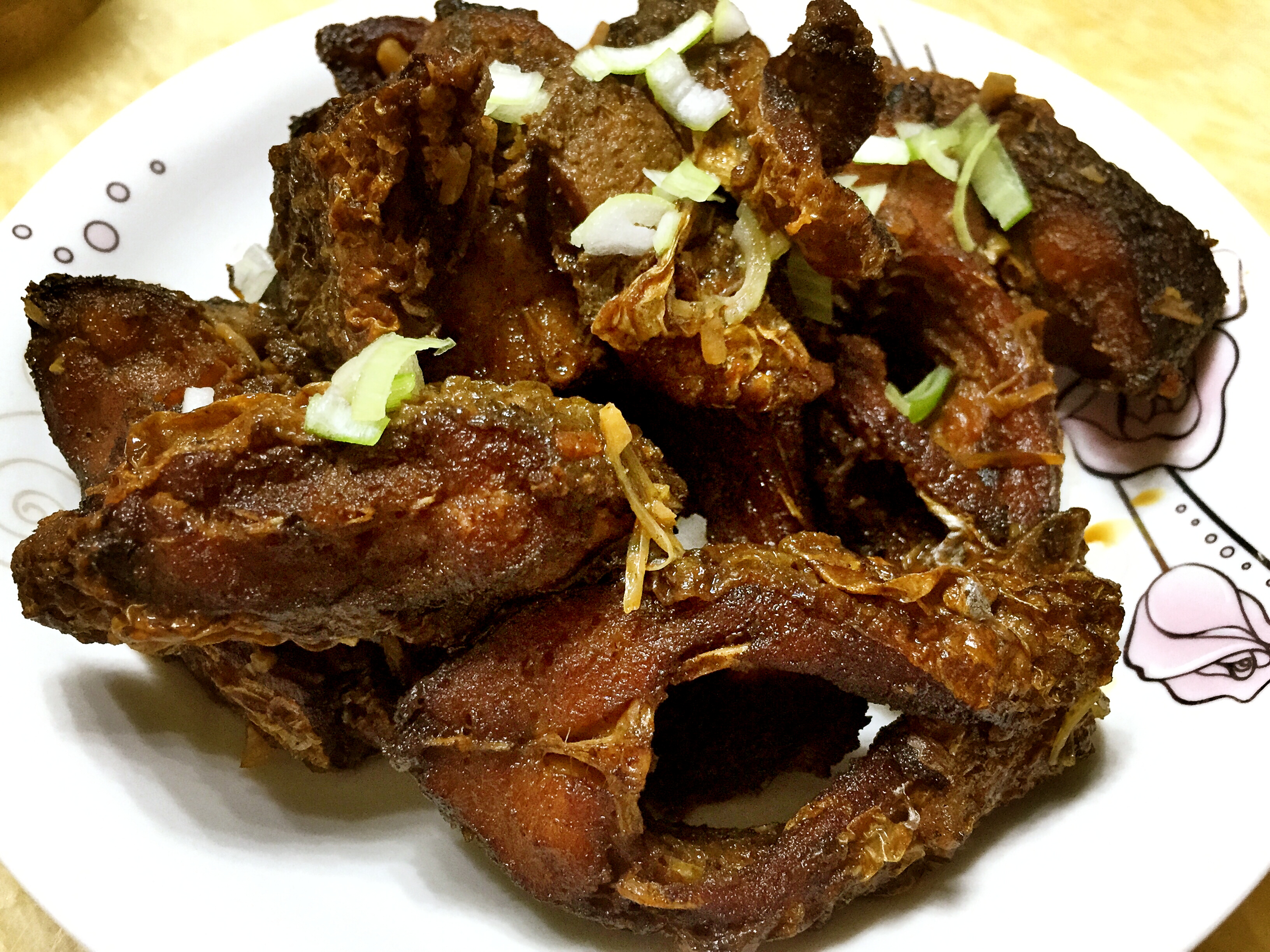 爆鱼。又叫熏鱼。