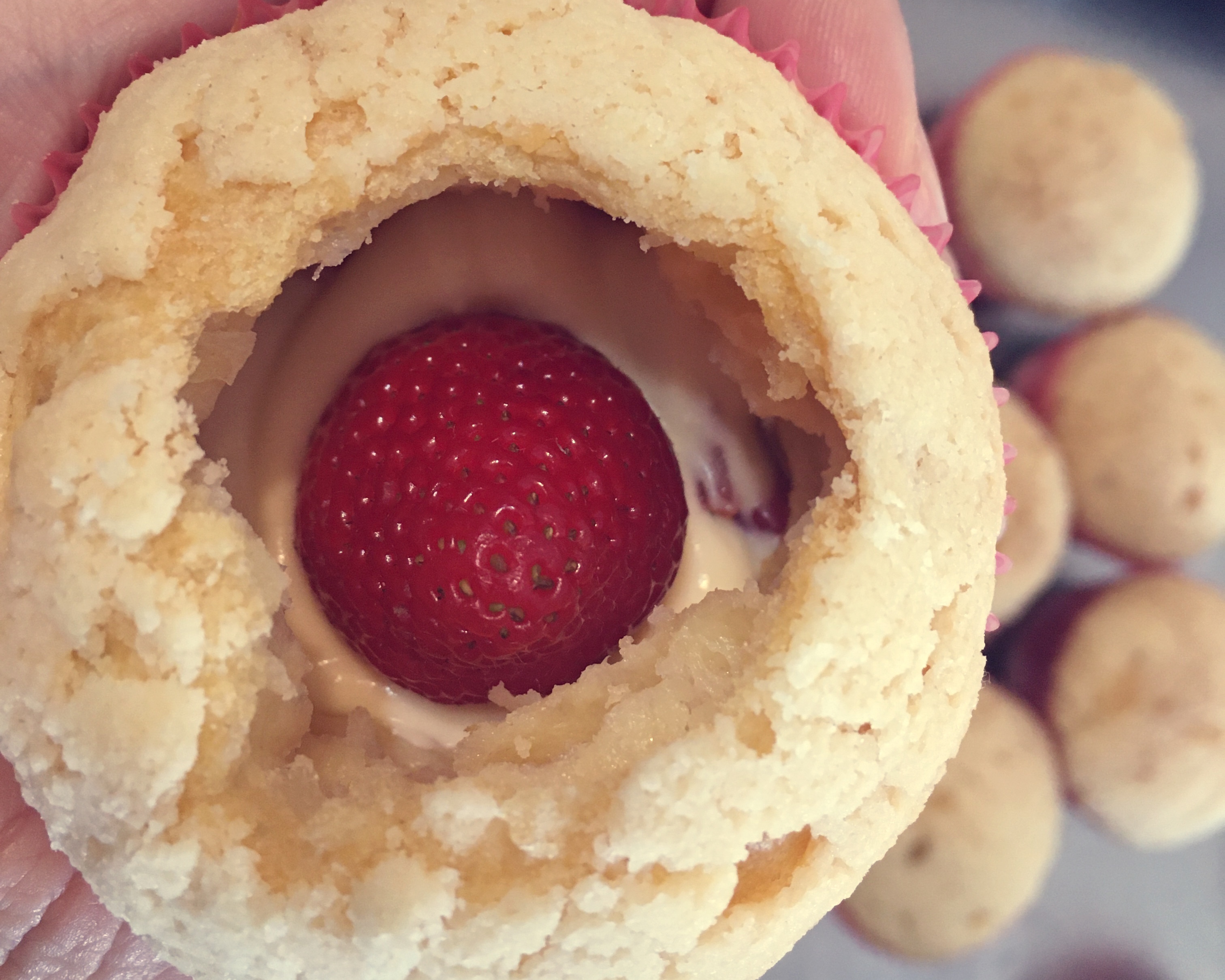 能吃到一整个草莓的奶油泡芙的做法 步骤11