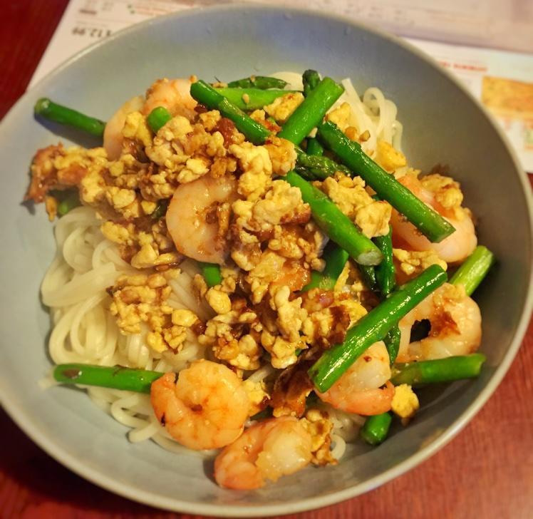 芦笋鸡蛋虾仁面的做法