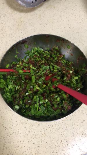鲜嫩多汁的韭菜猪肉水饺的做法 步骤3