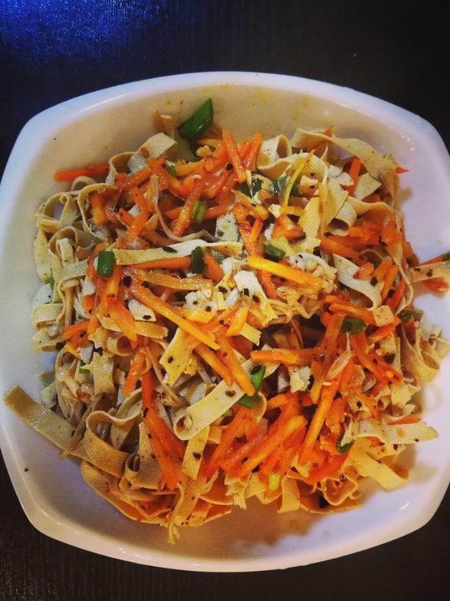 超快手的凉拌千张黄瓜胡萝卜丝