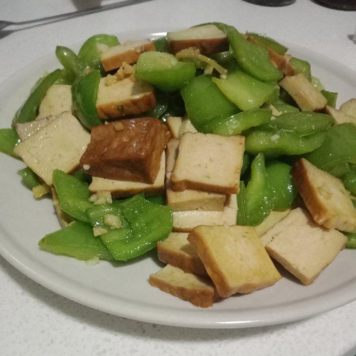 家常青椒炒熏豆干