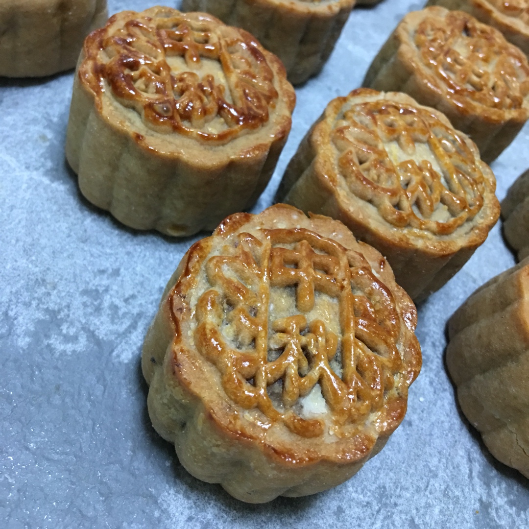 广式月饼－－蛋黄豆沙月饼