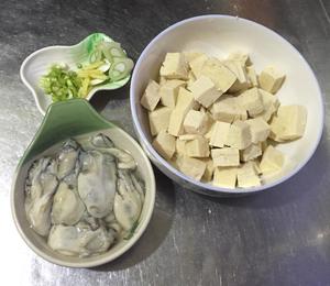 牡蛎炖冻豆腐的做法 步骤1