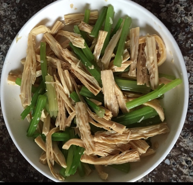 唐人阿维做的芹菜拌腐竹