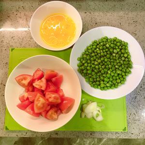 【西红柿鸡蛋炒豌豆】的做法 步骤1