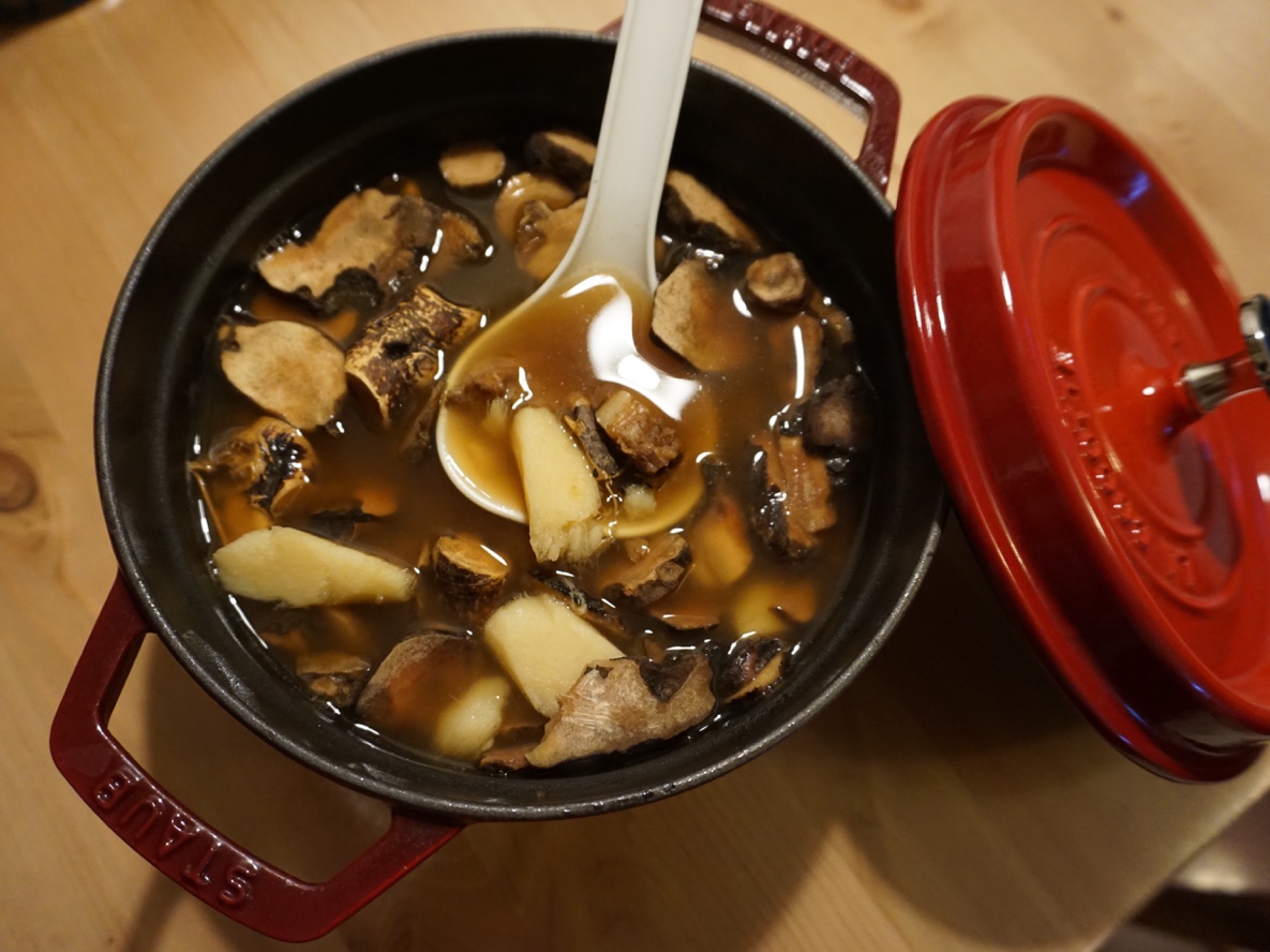 简单快手祛湿汤——土茯苓山药排骨汤（staub铸铁锅版）的做法