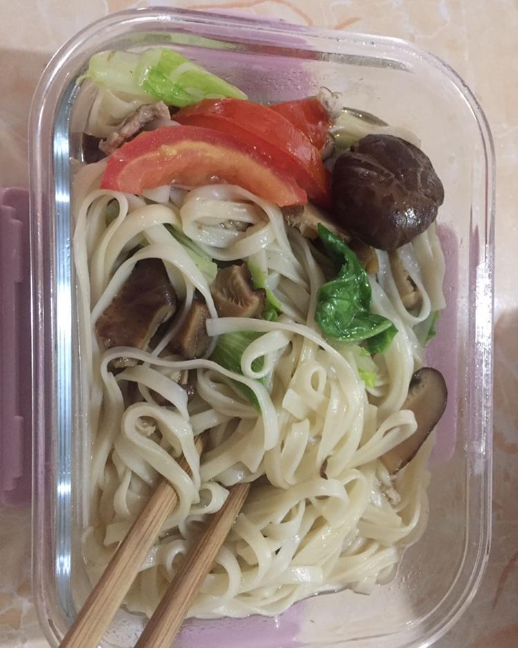 菌汤面条 看得见的香菇 尝得到的鲜美 这才是真正的菌汤