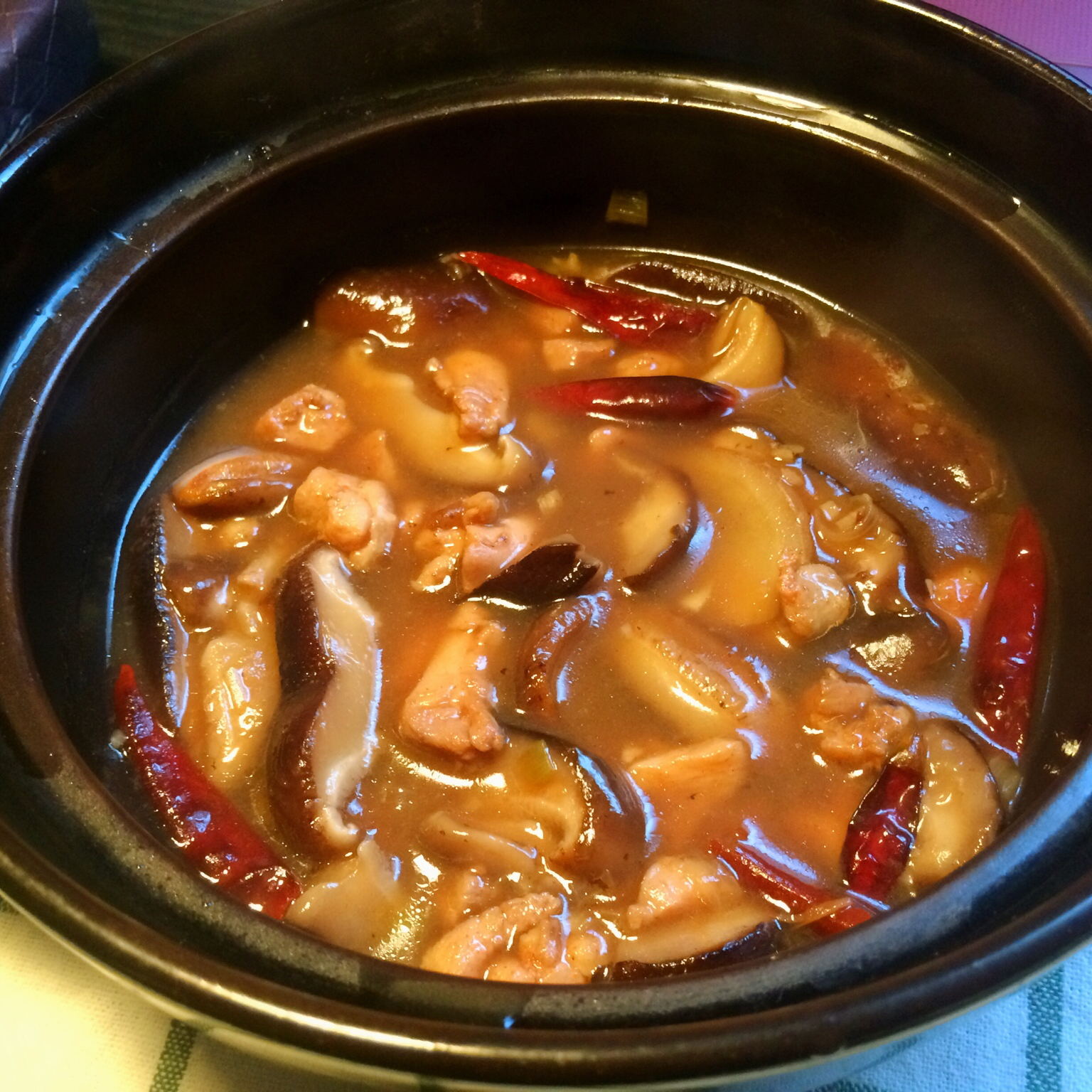 吃香菇焖鸡腿，好下饭。