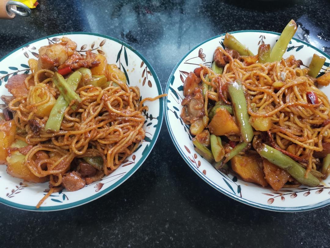 五花肉豆角土豆铁锅焖面