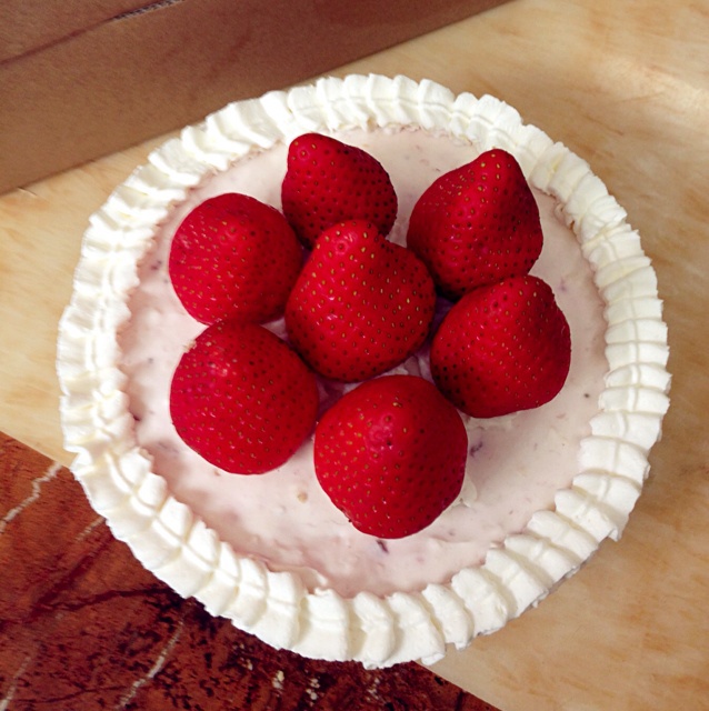 草莓果粒冻芝士蛋糕