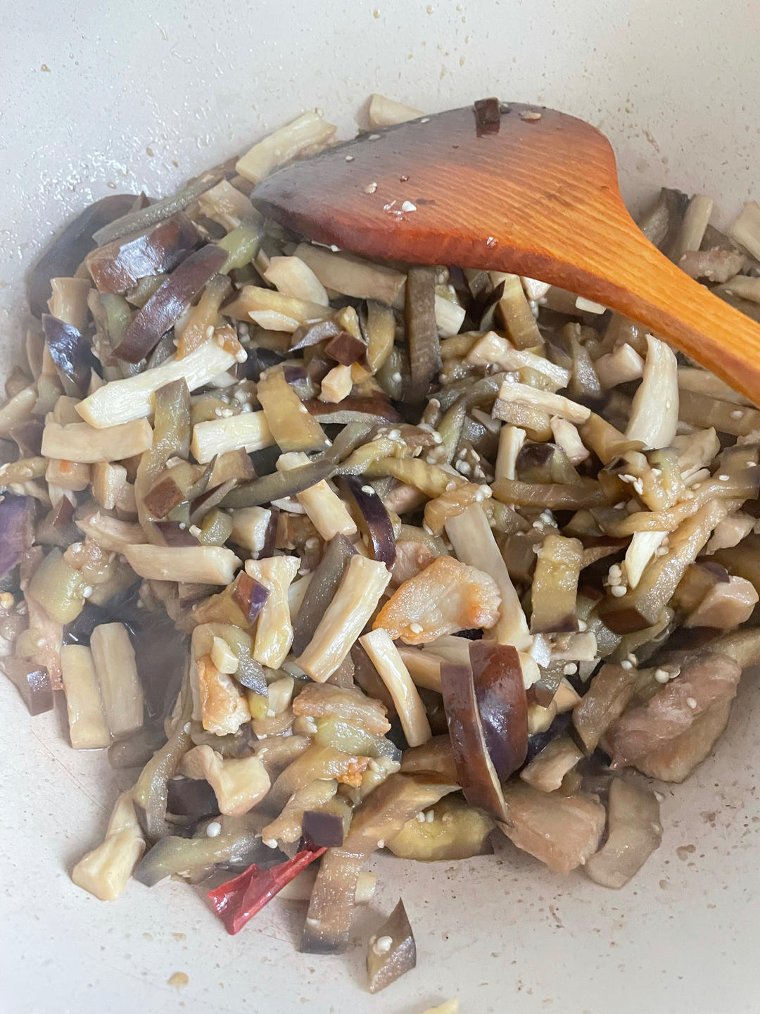 叉烧版杏鲍菇茄子超下饭，小朋友为了多吃几口菜多加了一勺米饭